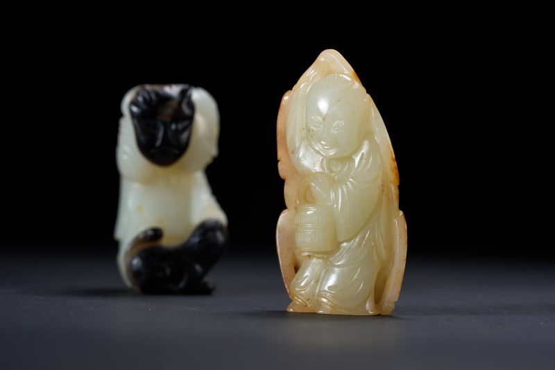 清  黑白玉巧雕婴戏、白玉留皮巧雕鹿皮孝子各一件 - 图6