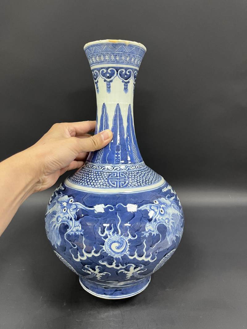 清晚期  青花双龙戏珠纹赏瓶 - 图3