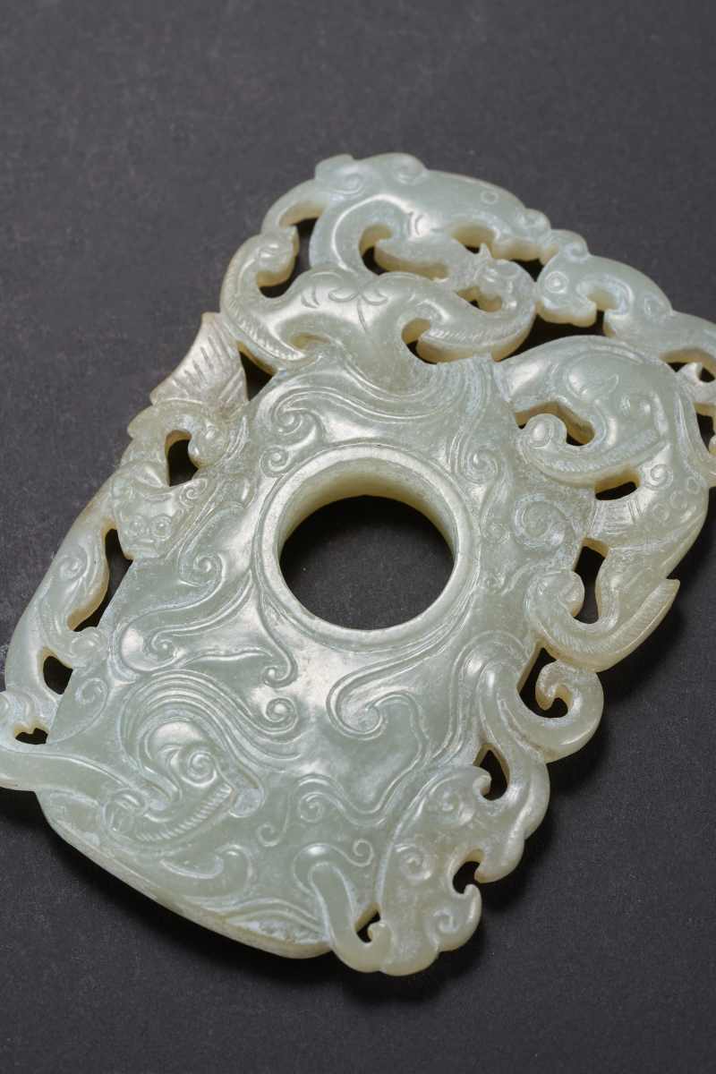 清中期  白玉灰皮镂雕龙凤纹鸡心佩 - 图5