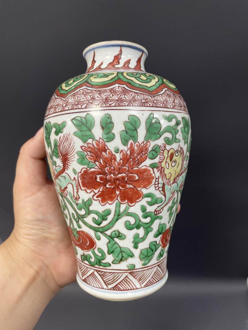 清顺治  五彩穿花牡丹狮纹梅瓶 - 图3