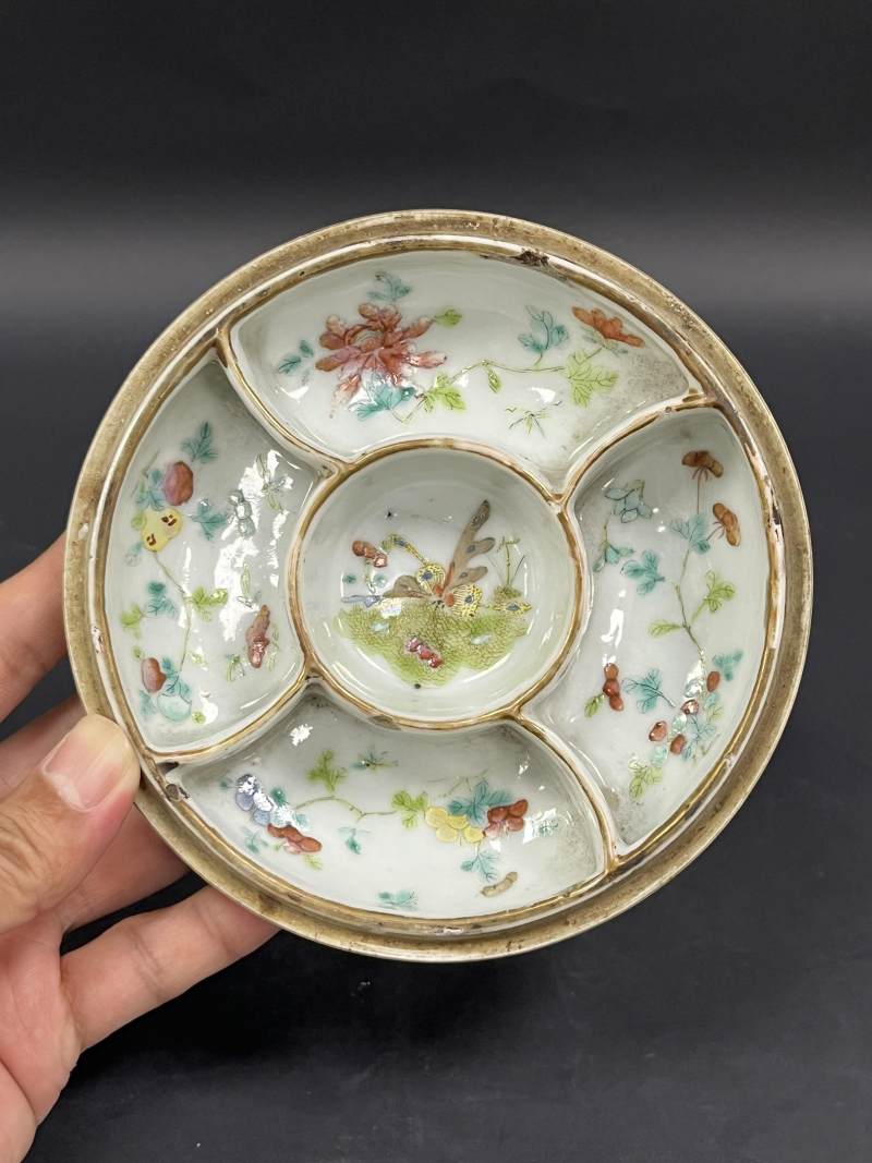 清  粉彩人物纹、花虫纹瓷器五件 - 图14