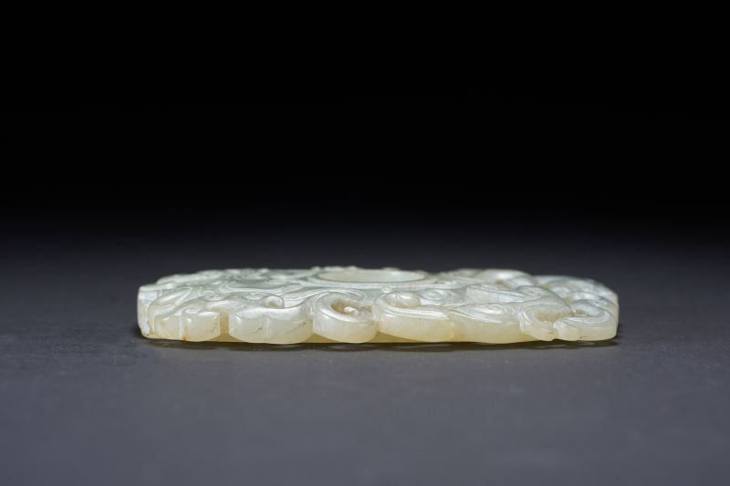 清中期  白玉灰皮镂雕龙凤纹鸡心佩 - 图6