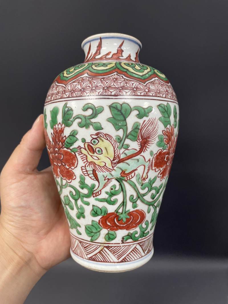 清顺治  五彩穿花牡丹狮纹梅瓶 - 图4