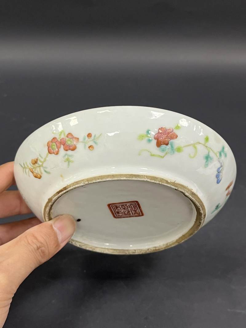 清  粉彩人物纹、花虫纹瓷器五件 - 图15