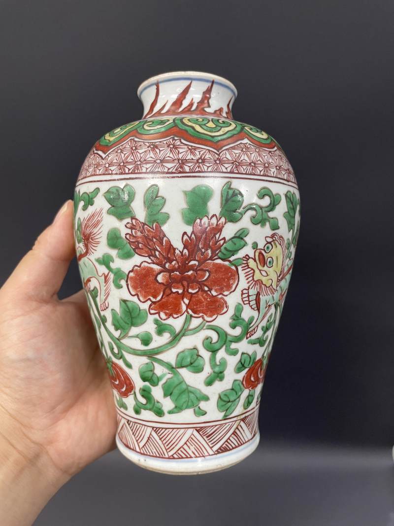清顺治  五彩穿花牡丹狮纹梅瓶 - 图5
