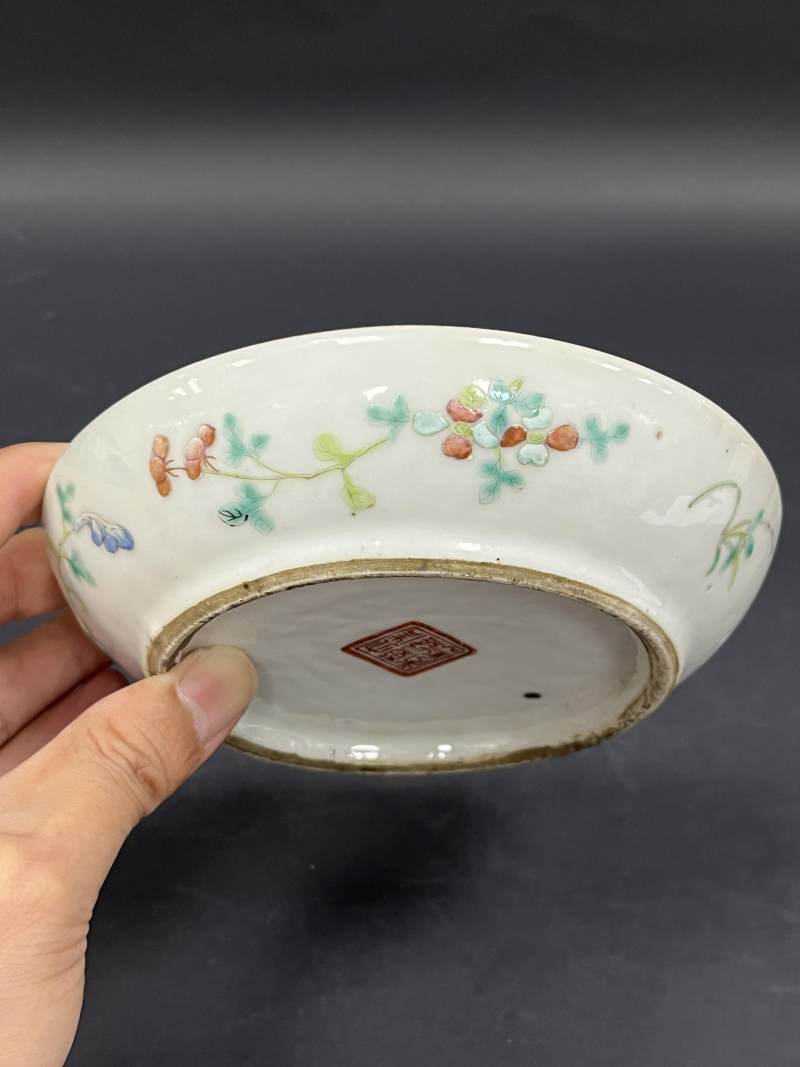 清  粉彩人物纹、花虫纹瓷器五件 - 图16