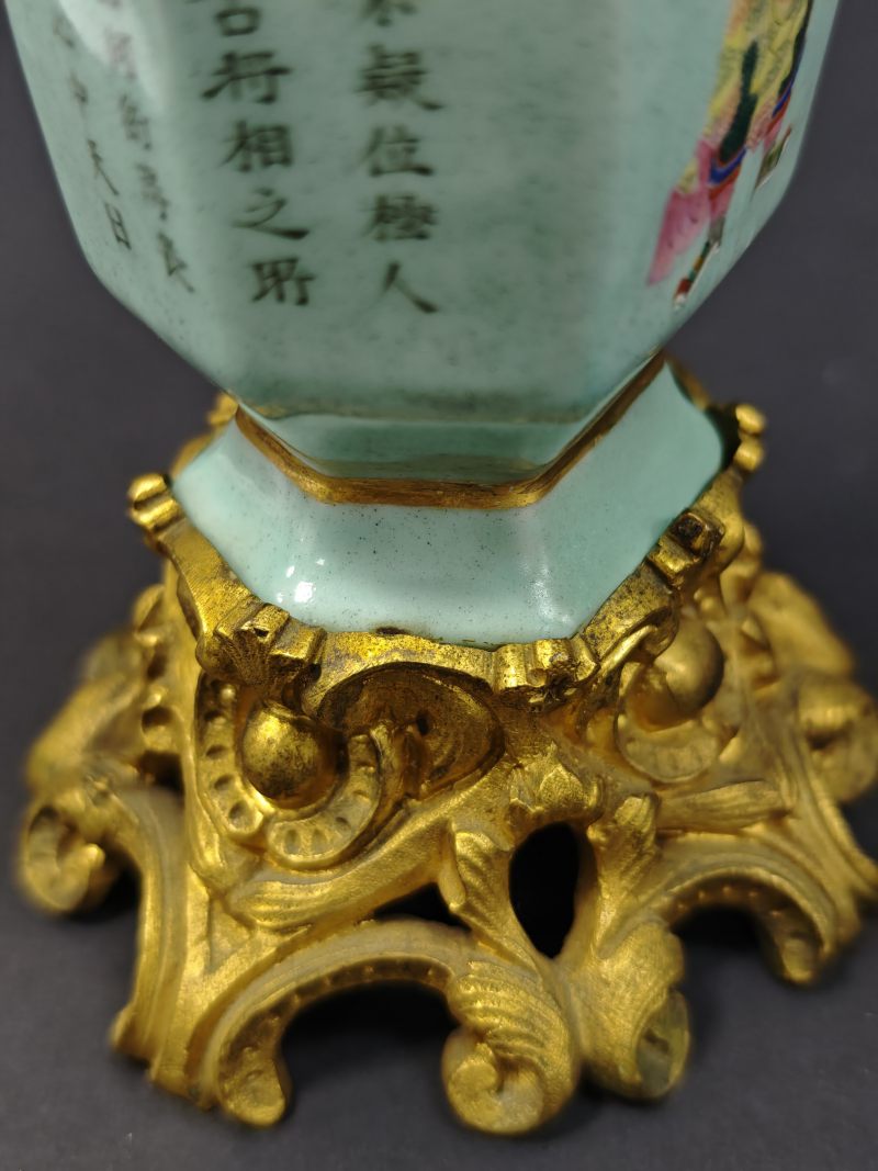 清中期  松石绿地粉彩无双谱人物诗文六方瓶一对 - 图16