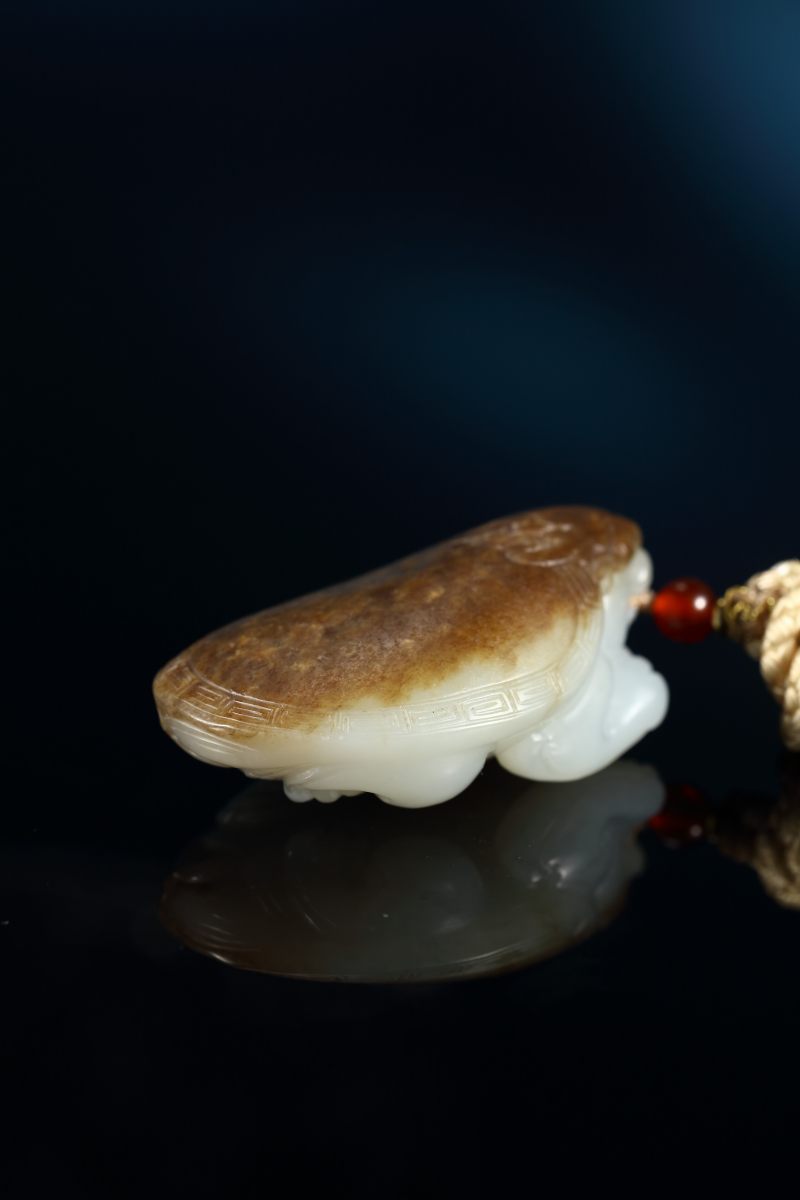当代  “衣锦荣归”和田玉籽料把件 - 图4