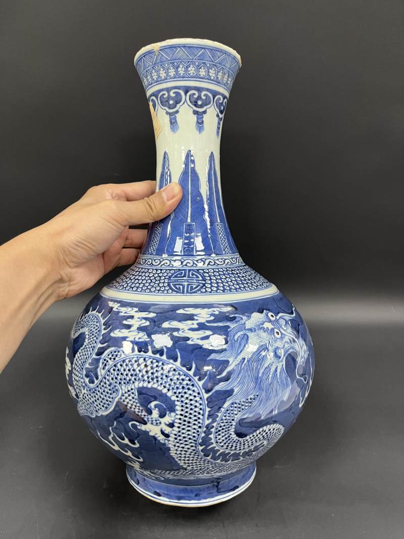 清晚期  青花双龙戏珠纹赏瓶 - 图6