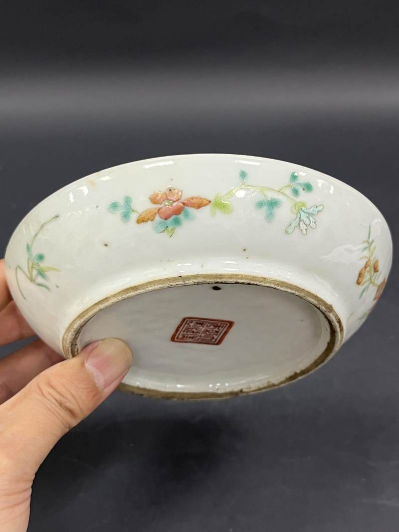清  粉彩人物纹、花虫纹瓷器五件 - 图17