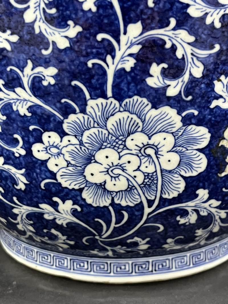 清中期  青花留白缠枝花卉纹大瓶 - 图10