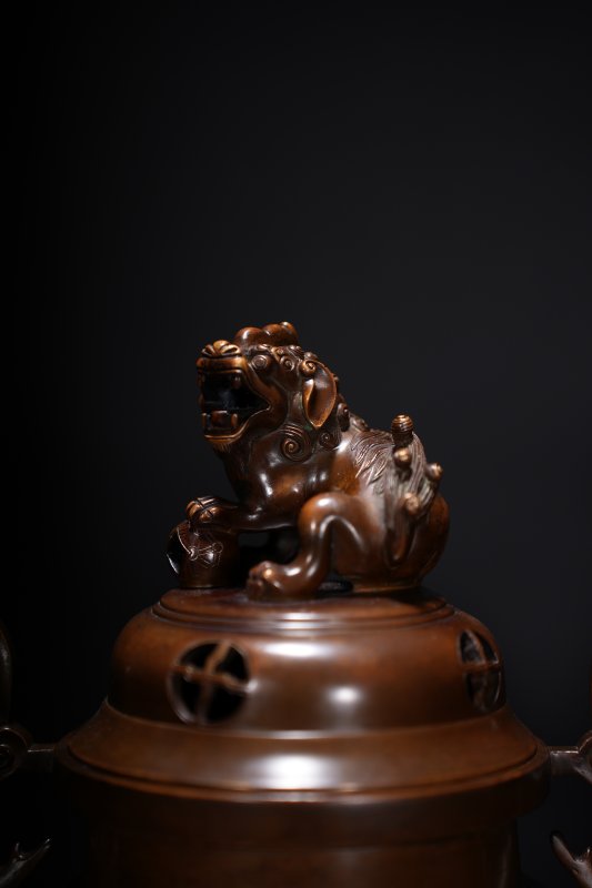 清乾隆 铜狻猊钮双甪端耳三足熏炉（带原木座） - 图11