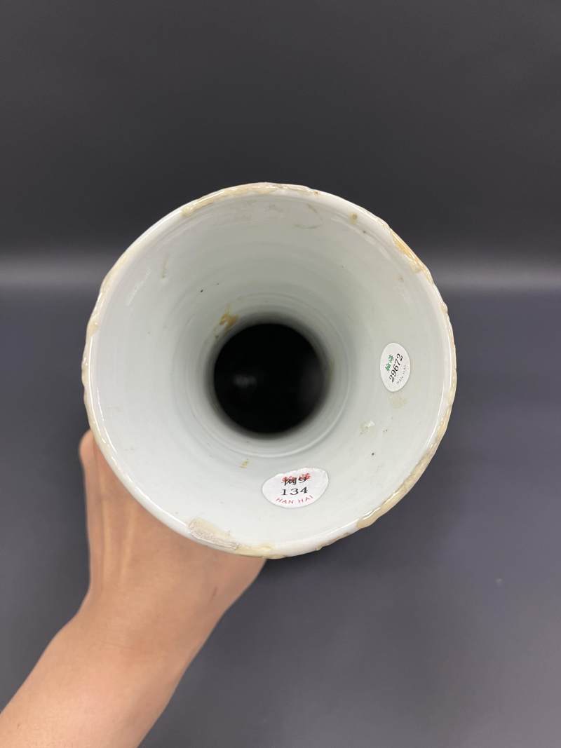 清晚期  青花双龙戏珠纹赏瓶 - 图7