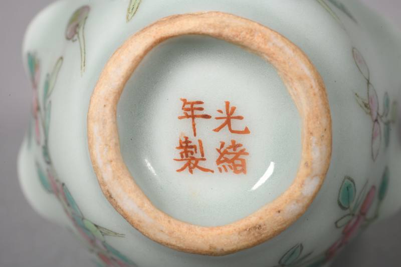 清光绪  粉青釉粉彩折枝花卉纹花口杯一对 - 图2