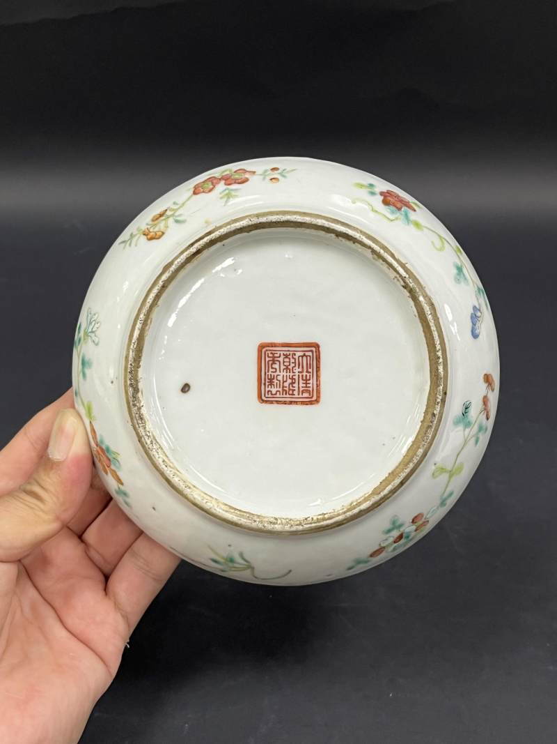 清  粉彩人物纹、花虫纹瓷器五件 - 图18