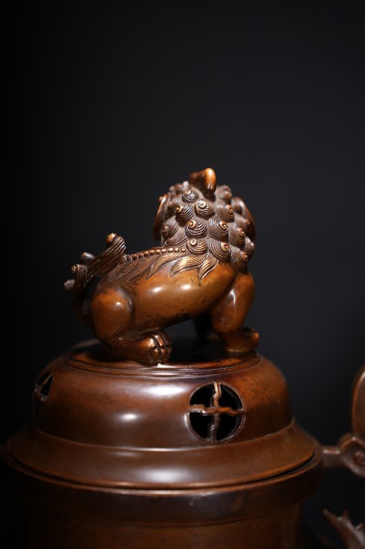 清乾隆 铜狻猊钮双甪端耳三足熏炉（带原木座） - 图12