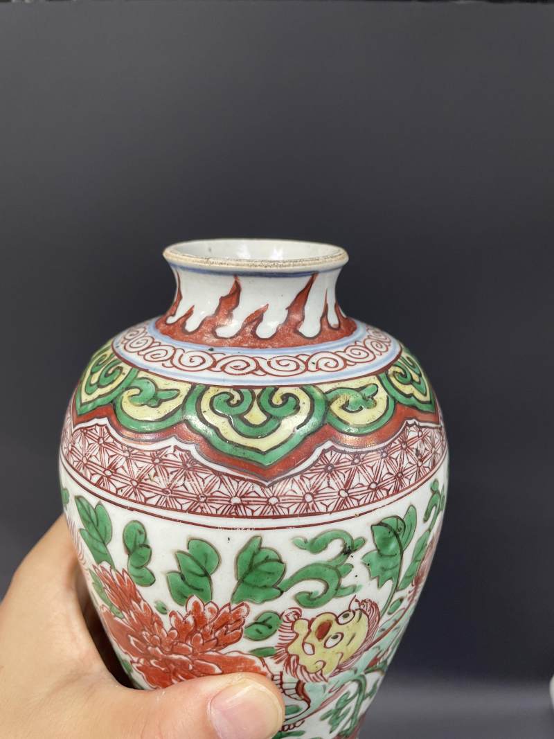 清顺治  五彩穿花牡丹狮纹梅瓶 - 图8