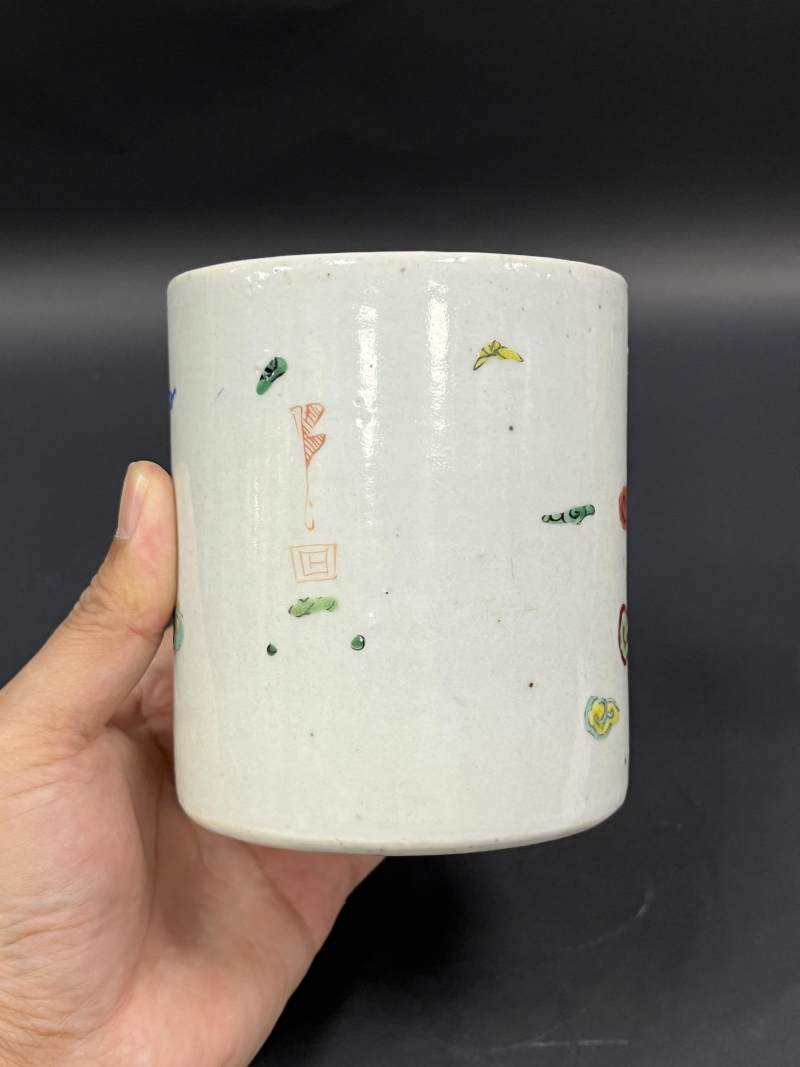 清雍正、清晚期  粉彩魁星点斗图笔筒、雕瓷素三彩荷塘图笔筒各一件 - 图5