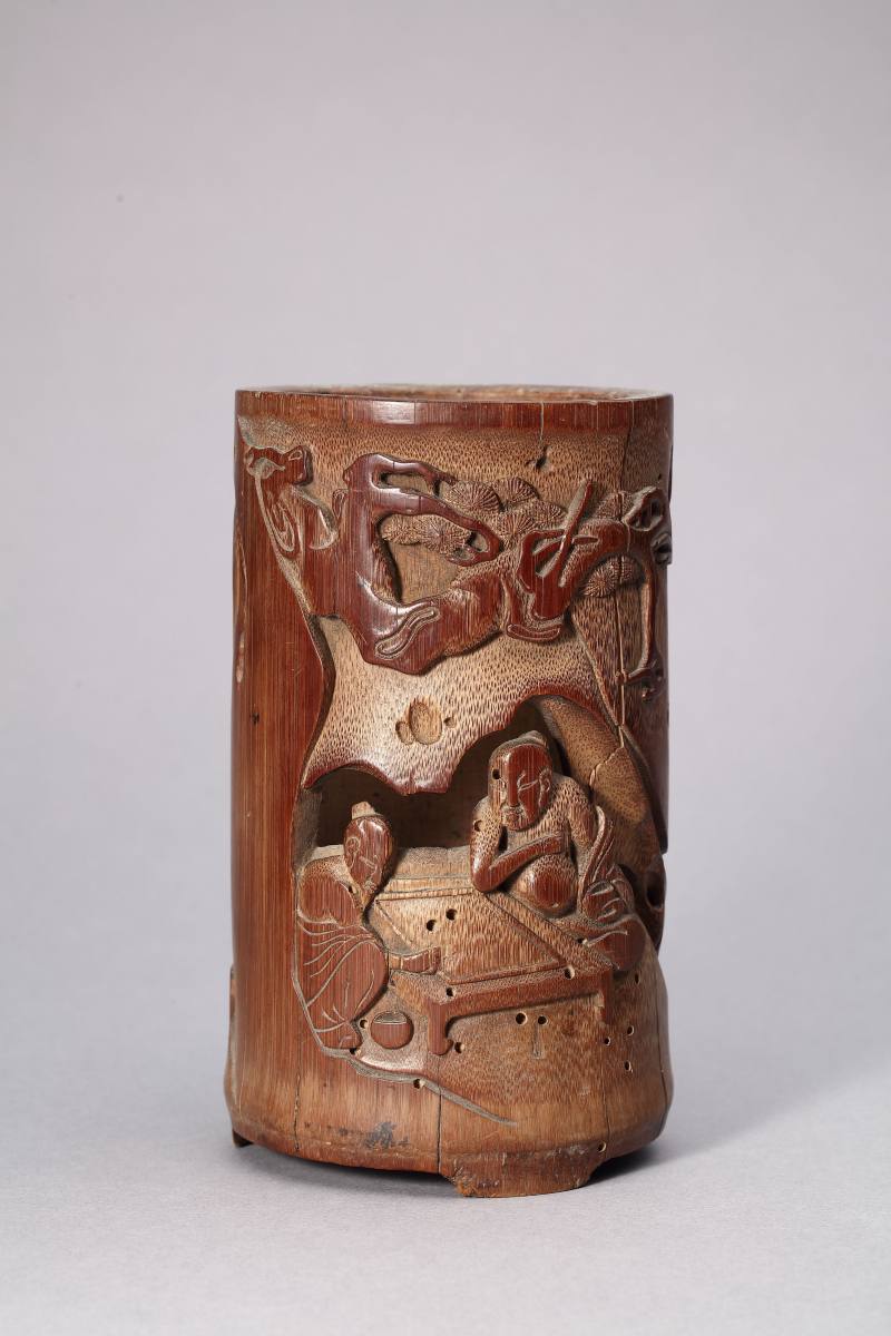 清  竹雕松下对弈图笔筒