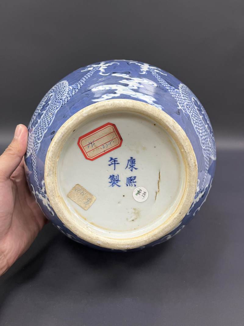 清晚期  青花双龙戏珠纹赏瓶 - 图9