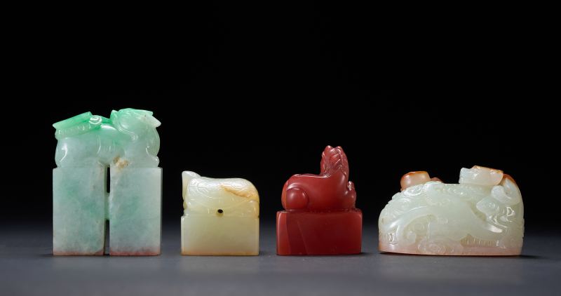 清  翡翠麒麟负书钮、白玉留皮俏色云龙戏珠、南红玛瑙卧马钮、白玉龟钮印章四件 - 图2