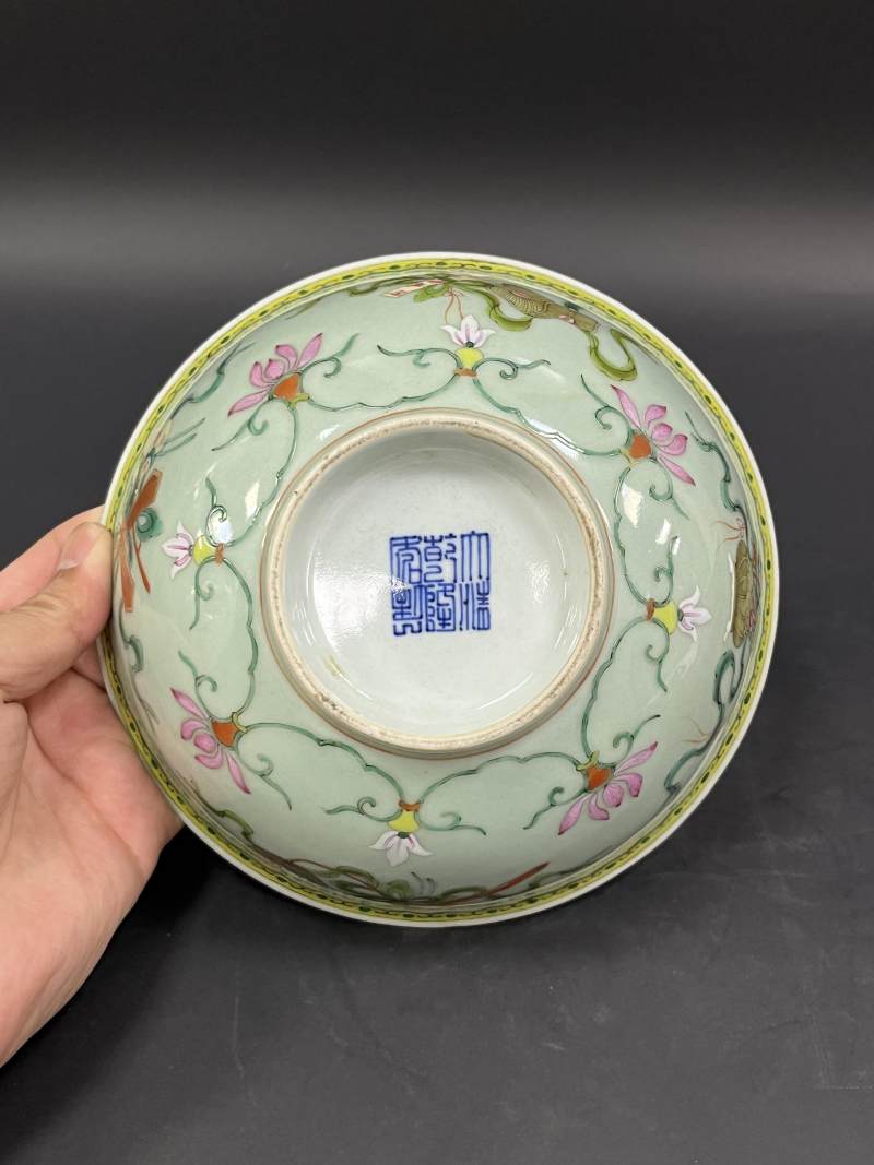 清乾隆  青釉粉彩缠枝莲托暗八仙纹大碗一对 - 图25