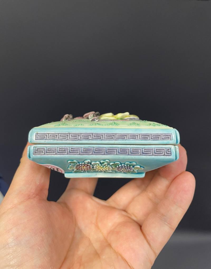 清晚期  素三彩雕瓷柳荫双骏图四方印盒 - 图8