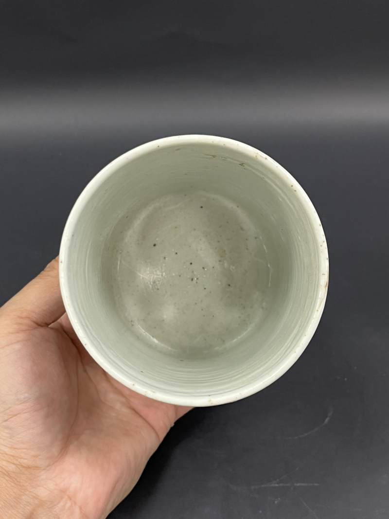 清雍正、清晚期  粉彩魁星点斗图笔筒、雕瓷素三彩荷塘图笔筒各一件 - 图7