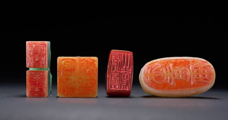 清  翡翠麒麟负书钮、白玉留皮俏色云龙戏珠、南红玛瑙卧马钮、白玉龟钮印章四件 - 图3