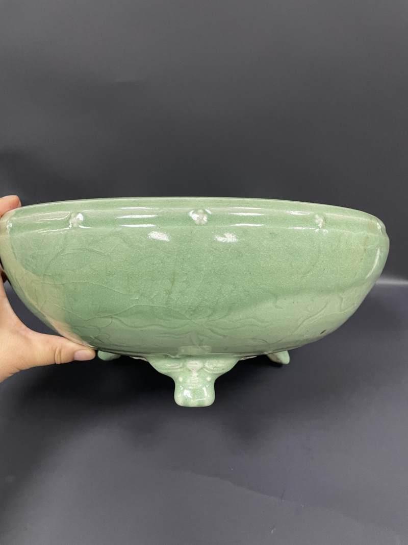 明中期  龙泉窑青釉暗刻花卉纹大鼓钉洗 - 图3