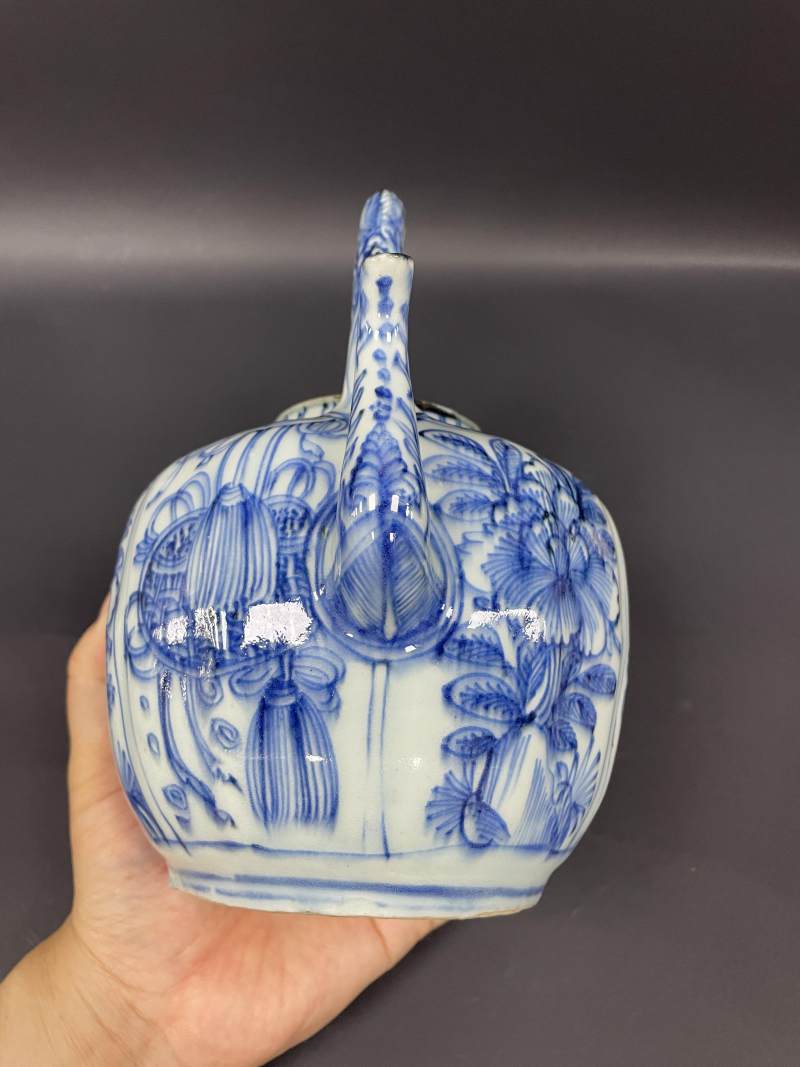 明万历  青花开光花卉纹提梁壶 - 图11