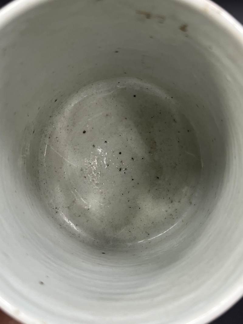清雍正、清晚期  粉彩魁星点斗图笔筒、雕瓷素三彩荷塘图笔筒各一件 - 图8