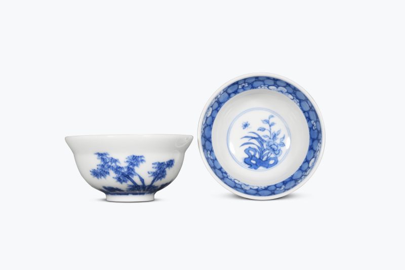 当代  青花内蝶恋花外洞石花竹图折腰杯一对