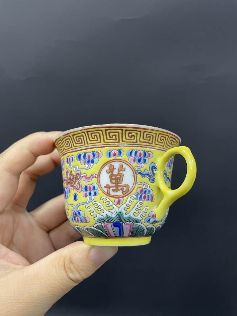 清光绪  黄地粉彩万代云开光“万寿无疆”杯盏一对 - 图9