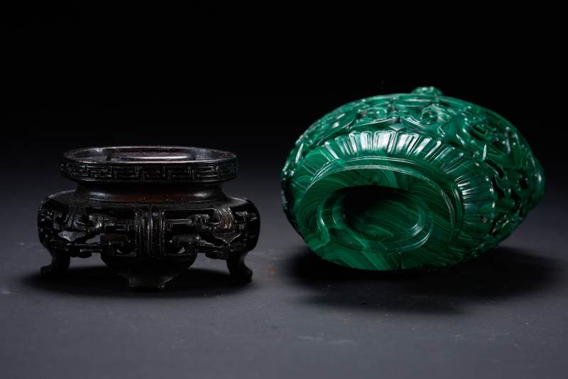 清  孔雀石夔龙纹兽耳衔环瓶 - 图10