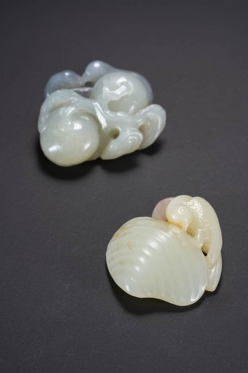 清  白玉雕鹬蚌相争、黑白玉巧雕喜寿双全把件各一件 - 图5