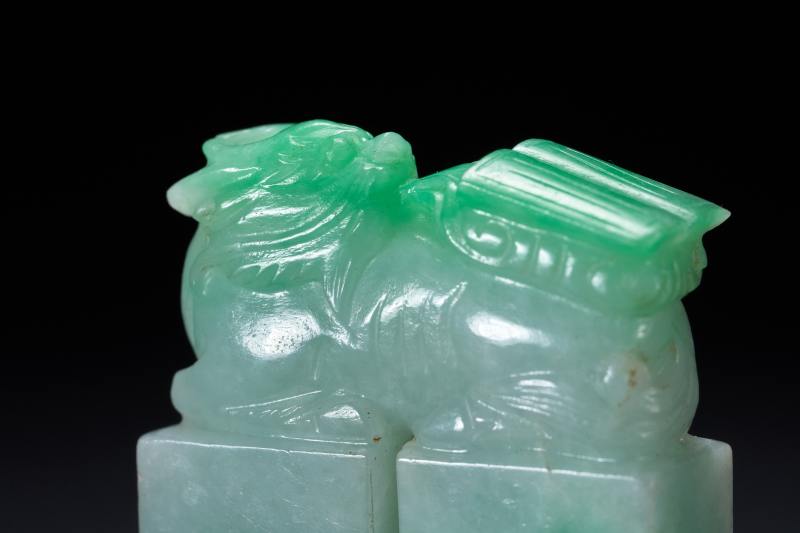 清  翡翠麒麟负书钮、白玉留皮俏色云龙戏珠、南红玛瑙卧马钮、白玉龟钮印章四件 - 图7