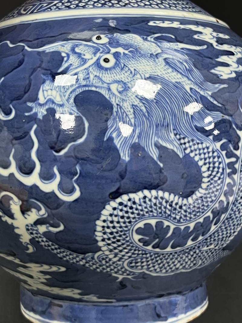 清晚期  青花双龙戏珠纹赏瓶 - 图14