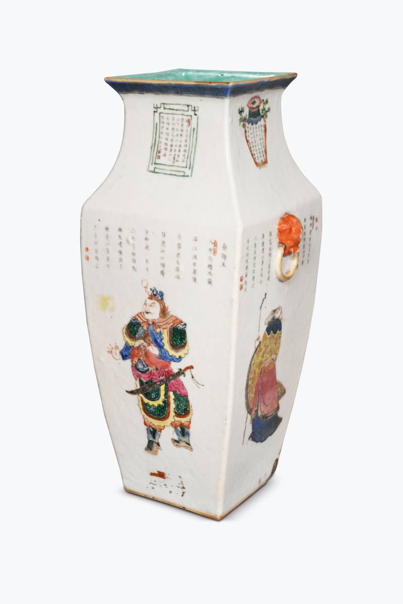 清晚期  粉彩无双谱人物诗文狮耳方瓶