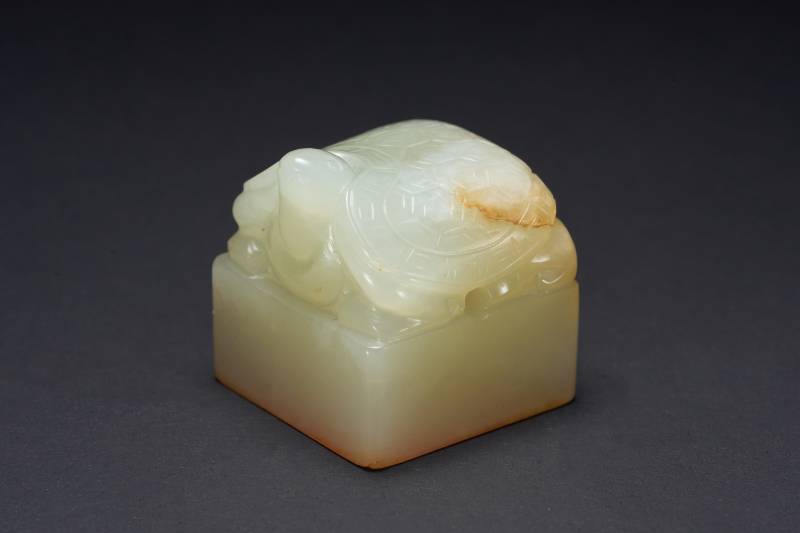 清  翡翠麒麟负书钮、白玉留皮俏色云龙戏珠、南红玛瑙卧马钮、白玉龟钮印章四件 - 图8