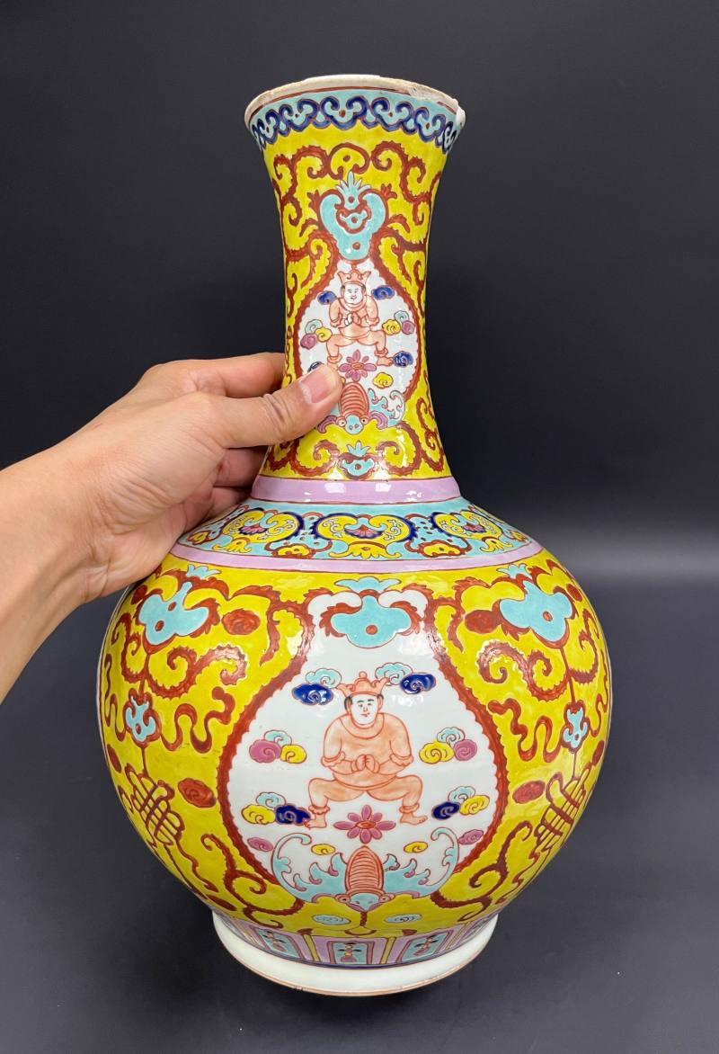 清晚期  黄地粉彩开光莲生贵子图赏瓶 - 图4