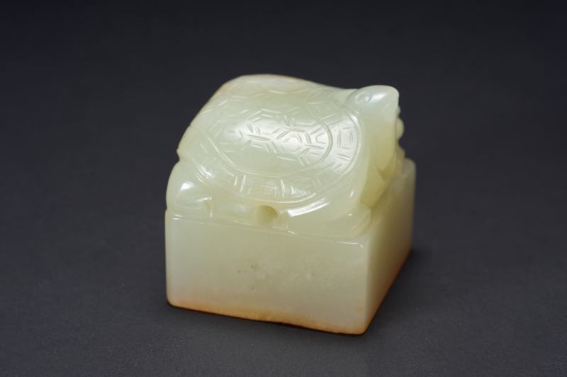 清  翡翠麒麟负书钮、白玉留皮俏色云龙戏珠、南红玛瑙卧马钮、白玉龟钮印章四件 - 图9