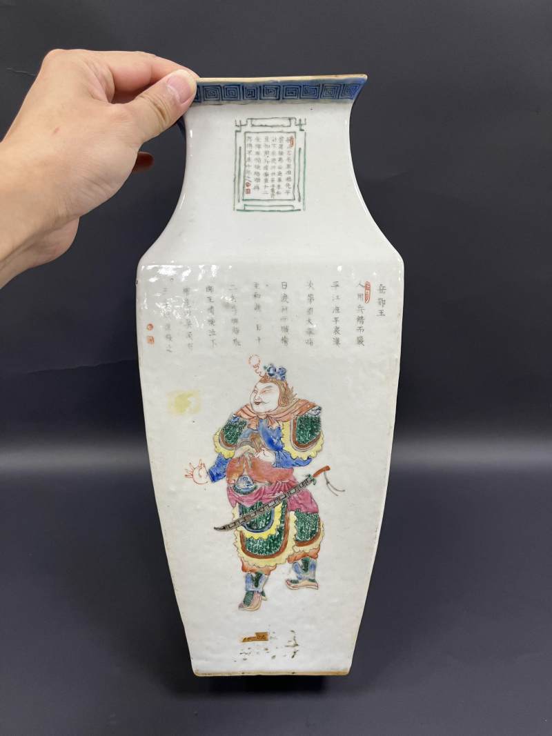 清晚期  粉彩无双谱人物诗文狮耳方瓶 - 图3