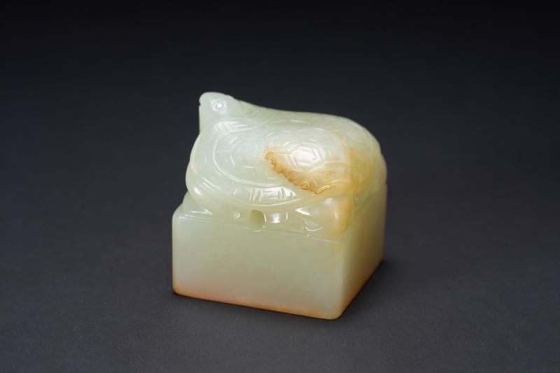 清  翡翠麒麟负书钮、白玉留皮俏色云龙戏珠、南红玛瑙卧马钮、白玉龟钮印章四件 - 图10