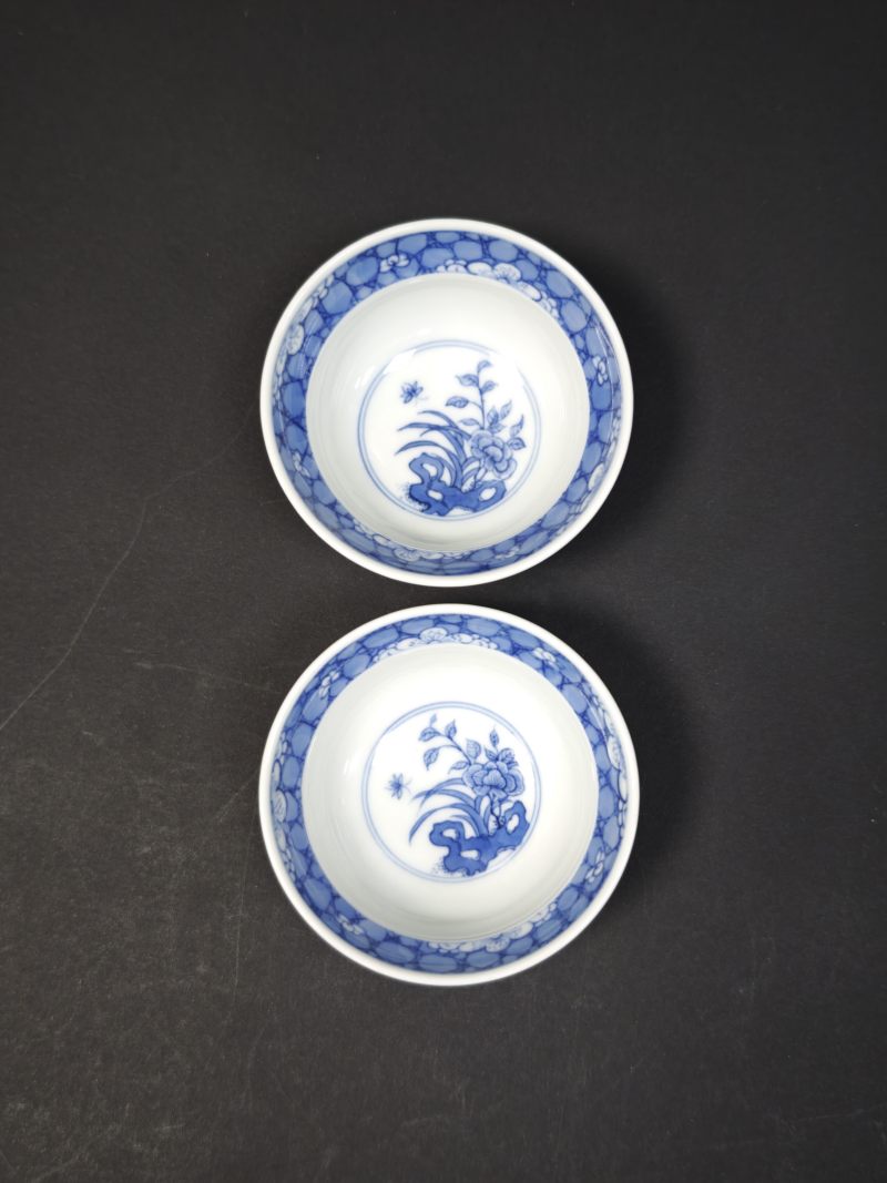 当代  青花内蝶恋花外洞石花竹图折腰杯一对 - 图5
