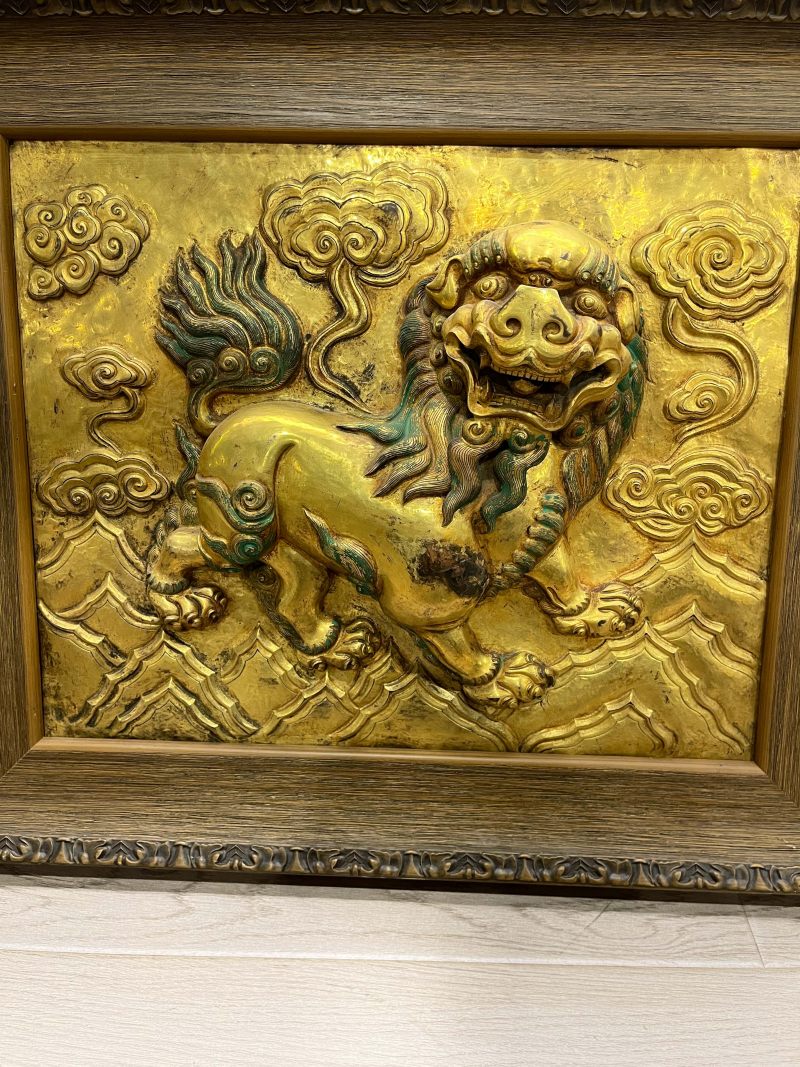 清 铜鎏金狮子饰板一对 - 图5