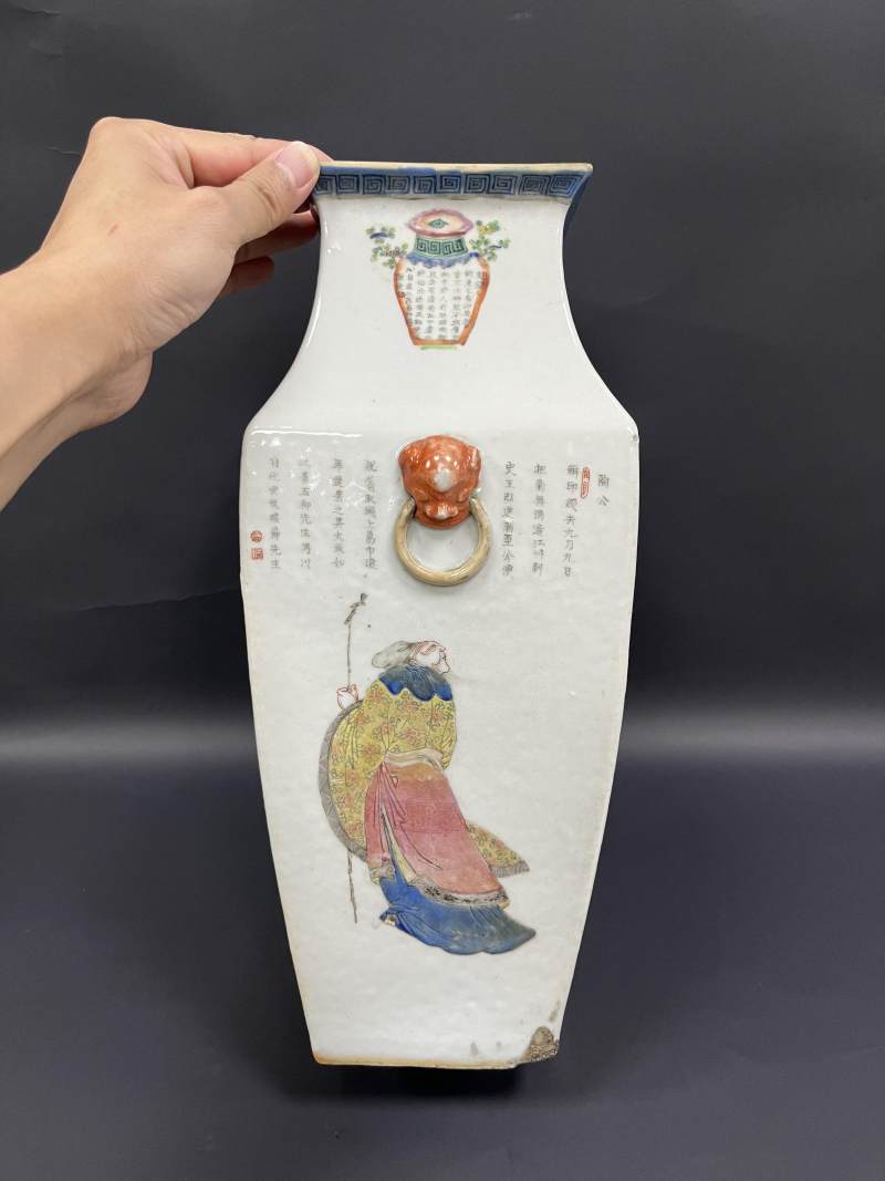 清晚期  粉彩无双谱人物诗文狮耳方瓶 - 图4
