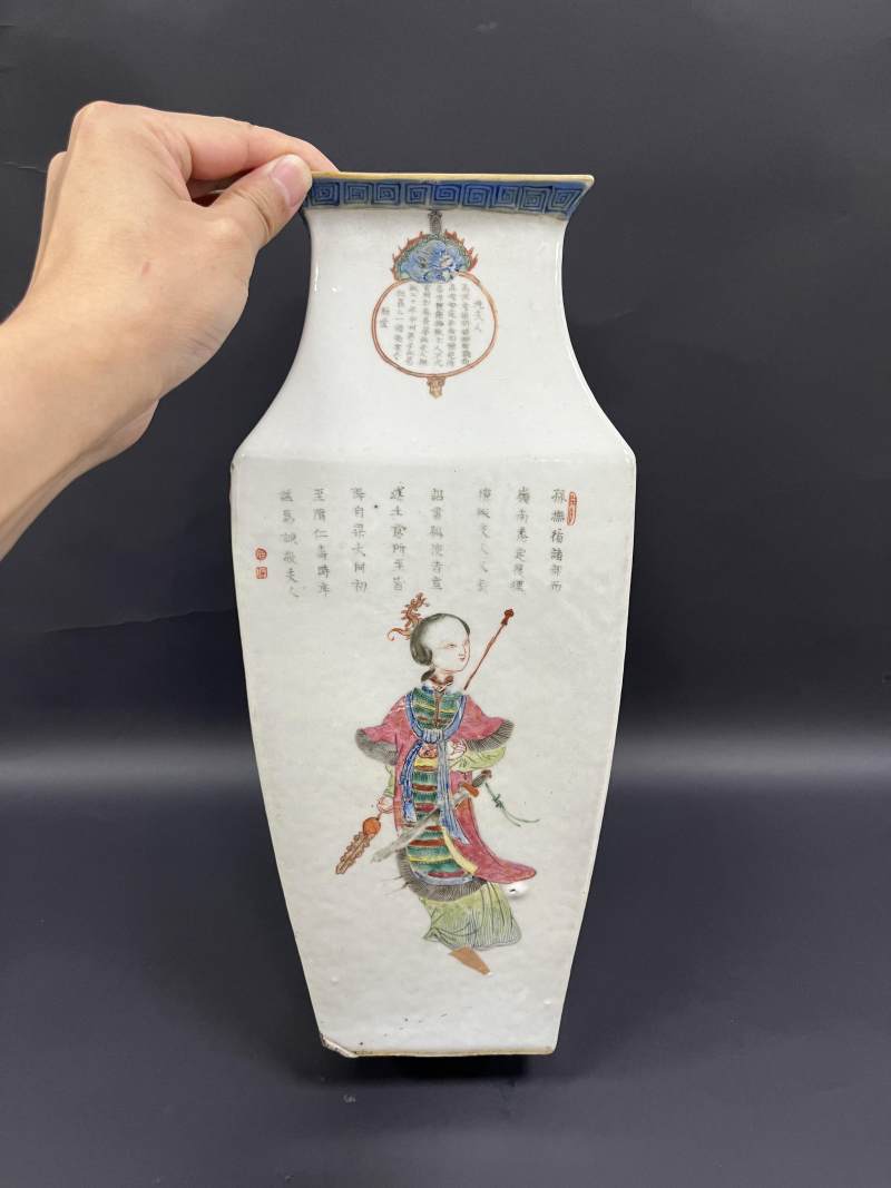 清晚期  粉彩无双谱人物诗文狮耳方瓶 - 图5