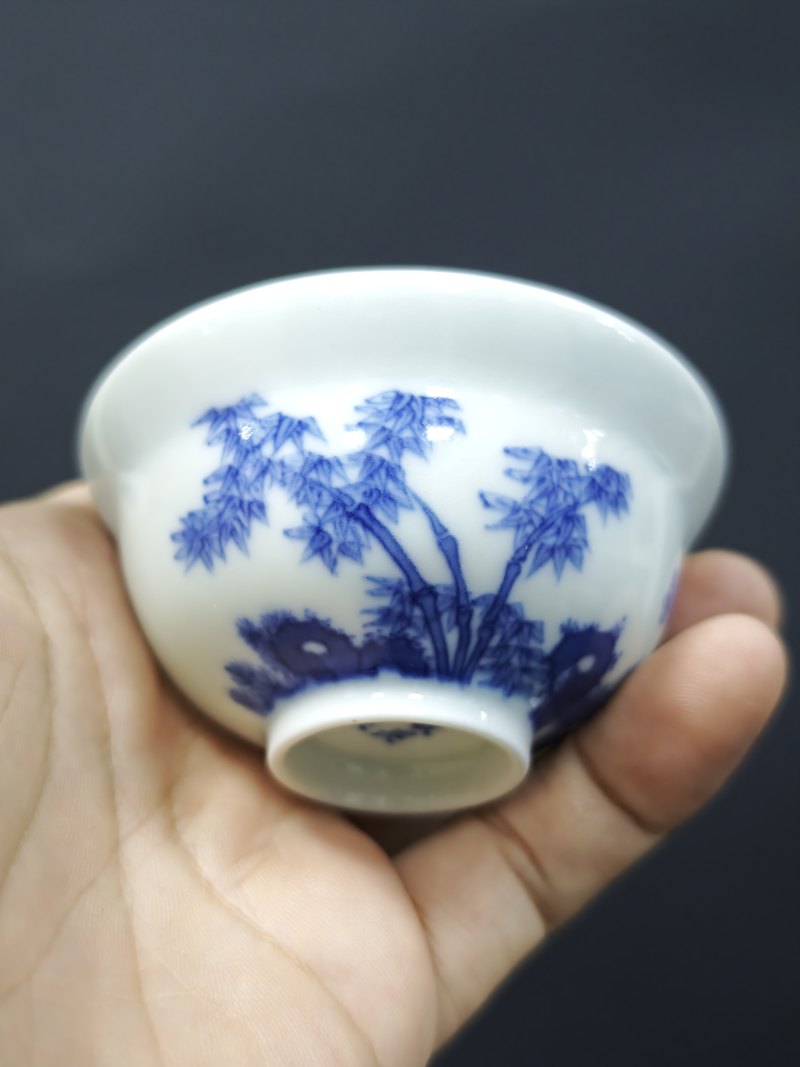 当代  青花内蝶恋花外洞石花竹图折腰杯一对 - 图7