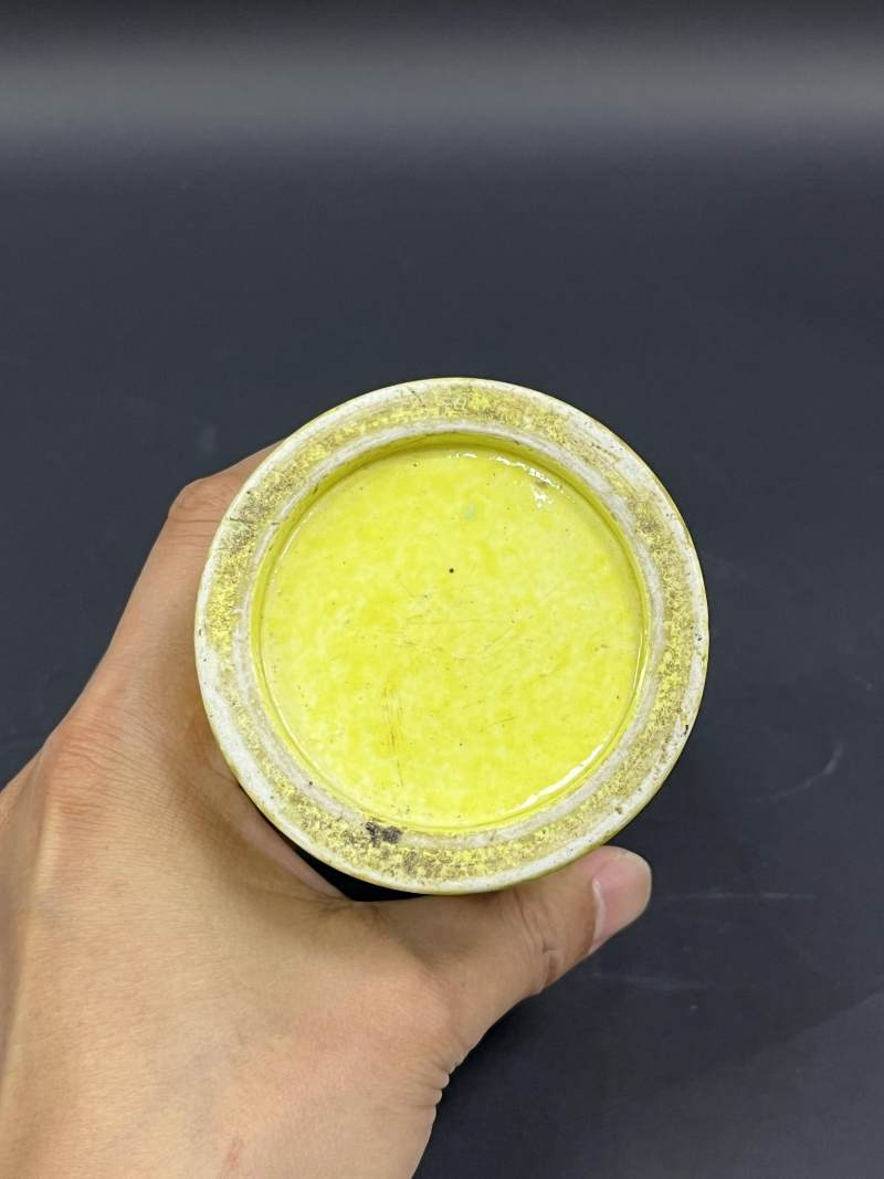 清雍正、清晚期  粉彩魁星点斗图笔筒、雕瓷素三彩荷塘图笔筒各一件 - 图16